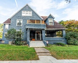 595 University Ave in Rochester, NY - Building Photo