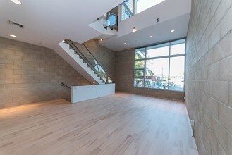 717 N Highland Ave in Los Angeles, CA - Foto de edificio - Building Photo