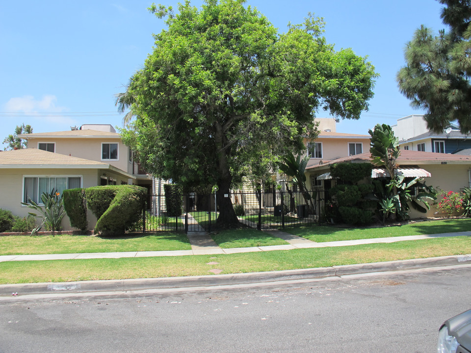 10625 Crenshaw Blvd in Inglewood, CA - Building Photo