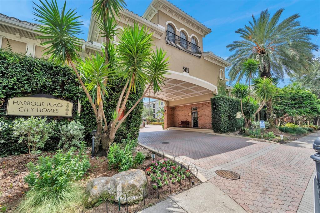 501 Knights Run Ave in Tampa, FL - Building Photo