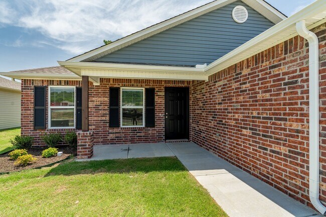 1236 S Kingfisher Ln in Fayetteville, AR - Foto de edificio - Building Photo