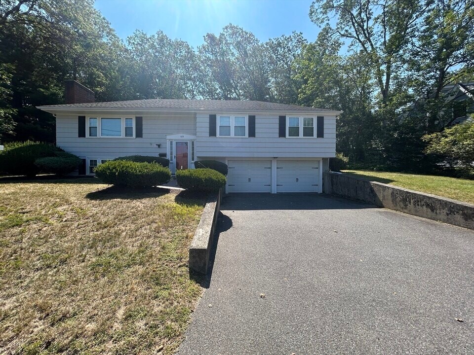 109 Elmwood Rd in Wellesley, MA - Building Photo
