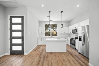 7034 England St in Houston, TX - Building Photo - Building Photo