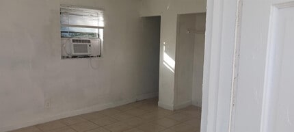 725 N E St in Lake Worth Beach, FL - Building Photo - Building Photo