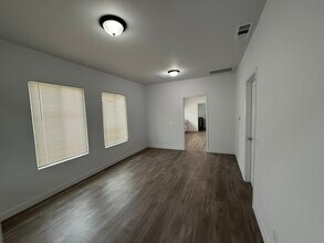 333 W Spruce Ave in Inglewood, CA - Building Photo - Building Photo