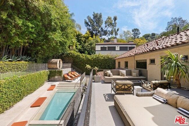 3300 N Knoll Dr in Los Angeles, CA - Building Photo - Building Photo