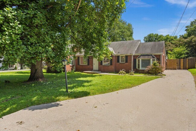 1001 Horseshoe Dr in Nashville, TN - Building Photo - Building Photo