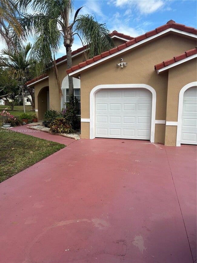 18175 NW 61st Ave in Hialeah, FL - Building Photo - Building Photo
