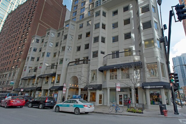 1 E Delaware Pl in Chicago, IL - Building Photo