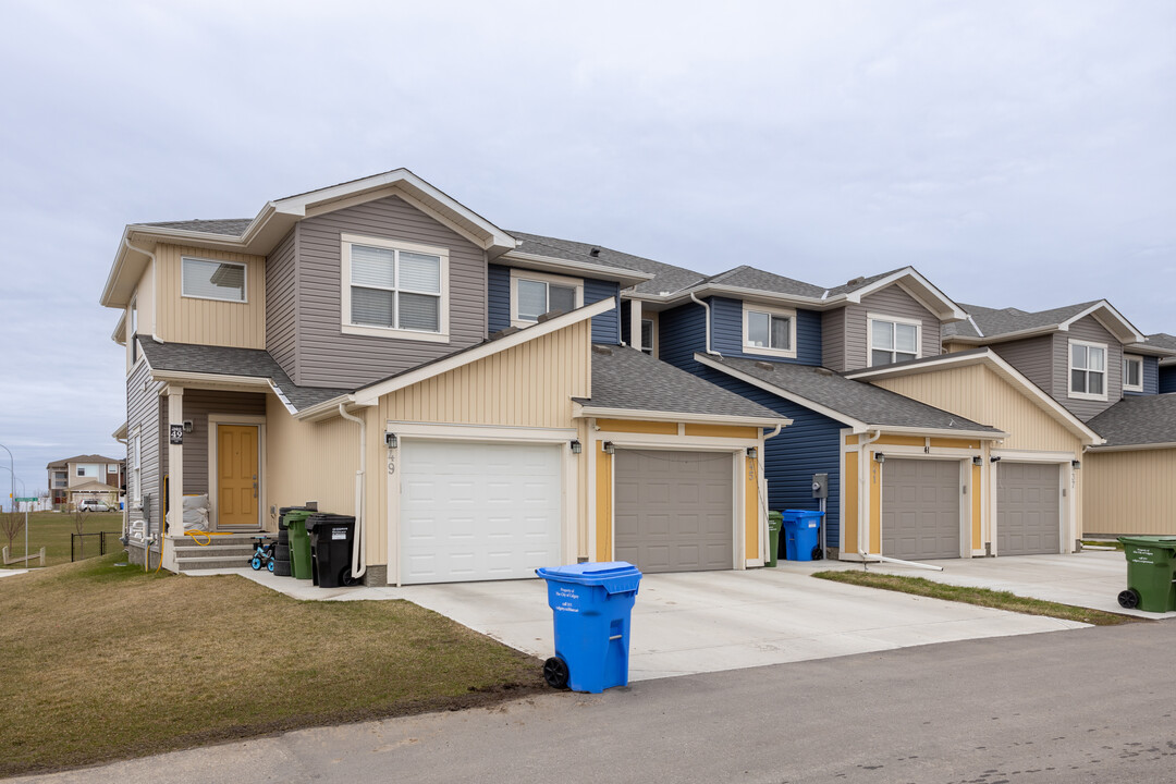 17 Saddlestone Link NE in Calgary, AB - Building Photo