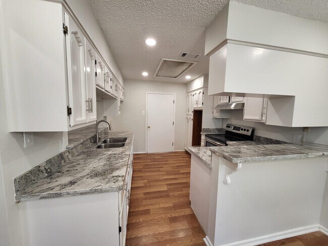 806 Westgate Cir in Laredo, TX - Building Photo - Building Photo