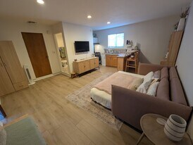 301 Windward Ave, Unit B in Los Angeles, CA - Building Photo