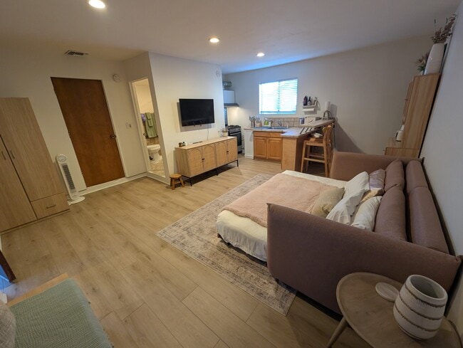 301 Windward Ave, Unit B