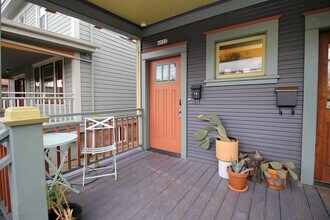 4033 SE Hawthorne Blvd in Portland, OR - Building Photo - Building Photo