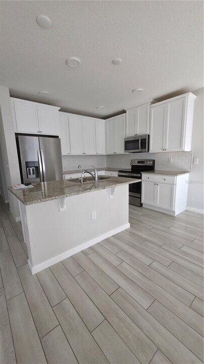 2875 Narcoossee Cmns Wy in St. Cloud, FL - Building Photo