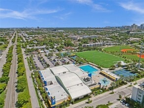 114 SE 8th St in Hallandale Beach, FL - Building Photo - Building Photo