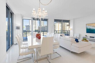 2602 E Hallandale Beach Blvd in Hallandale Beach, FL - Building Photo - Building Photo