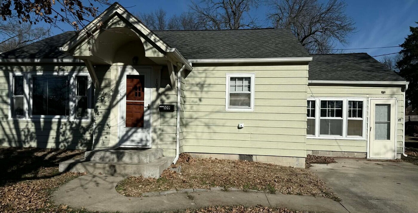 109 E Fairview St in Clinton, MO - Building Photo