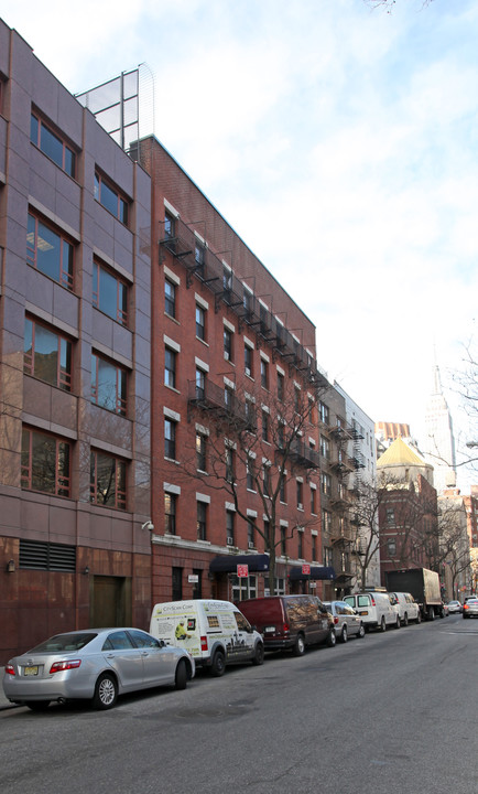 330 E 35th St in New York, NY - Building Photo