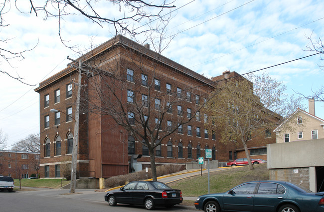 Carlson Hall in Minneapolis, MN - Foto de edificio - Building Photo