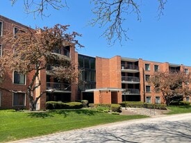 1615 E Central Rd in Arlington Heights, IL - Building Photo