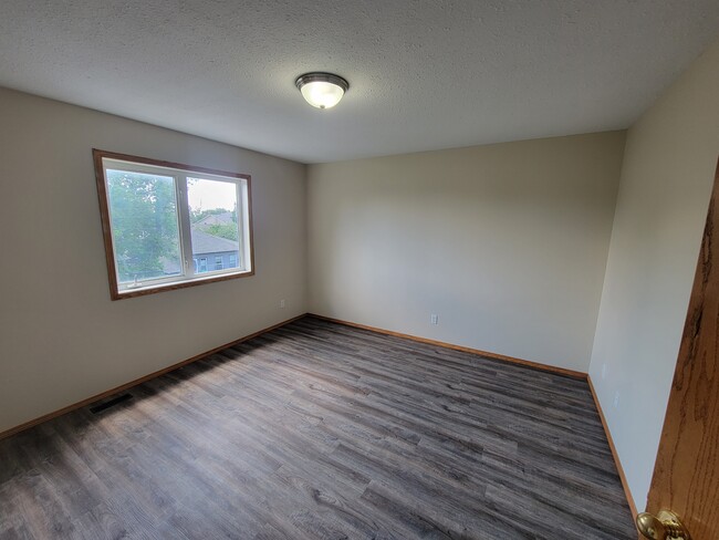 307-303 Avenue - 202 Ave in Strathmore, AB - Building Photo - Building Photo