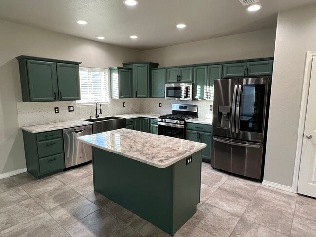 3618 Carolina Ave in Kingman, AZ - Foto de edificio - Building Photo