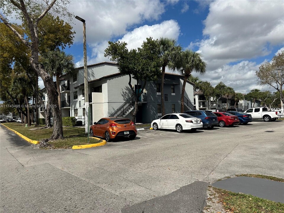 7110 NW 179th St in Hialeah, FL - Building Photo