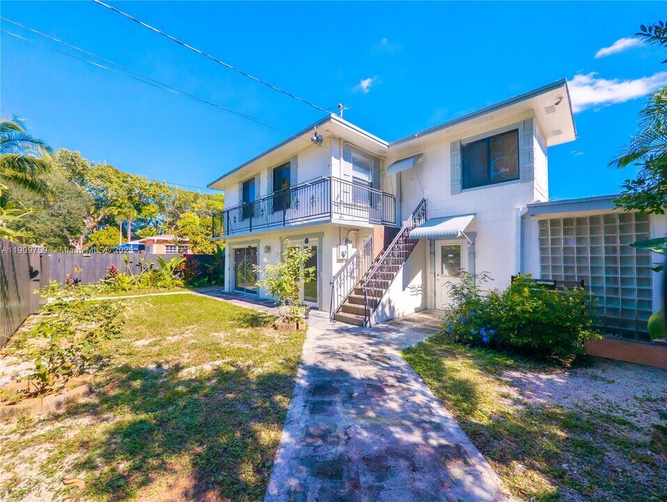 2575 SW 59th Ave in Miami, FL - Building Photo