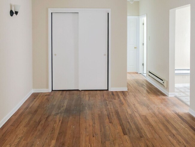 627 W Melrose St, Unit G2 in Chicago, IL - Foto de edificio - Building Photo