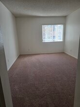 24518 Nicklaus Dr, Unit O16 in Santa Clarita, CA - Foto de edificio - Building Photo