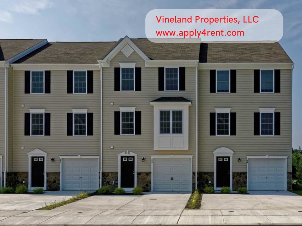 2102 E Oak Rd in Vineland, NJ - Building Photo