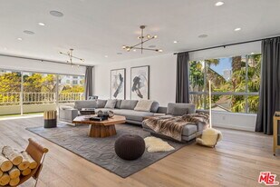 440 N Oakhurst Dr in Beverly Hills, CA - Building Photo