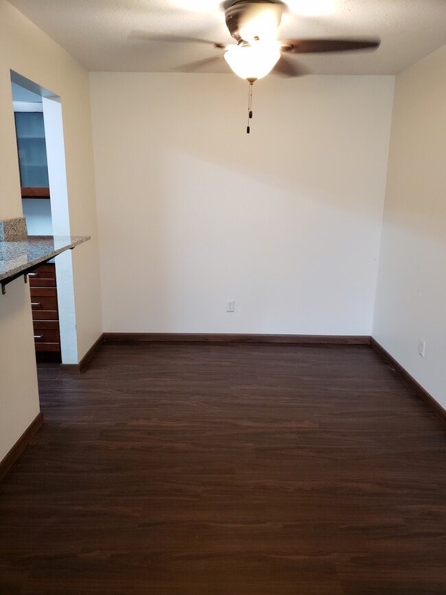 1800 Riverwood Dr, Unit 224 in Burnsville, MN - Foto de edificio - Building Photo