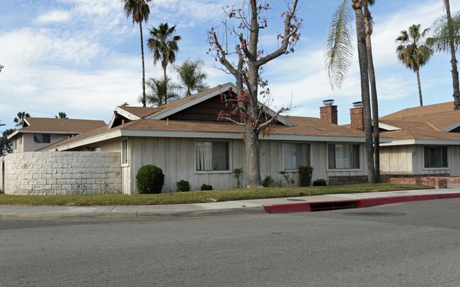 St. James Place in Chino, CA - Foto de edificio - Building Photo