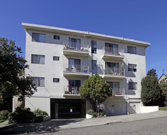 469 Van Buren Ave in Oakland, CA - Foto de edificio - Building Photo