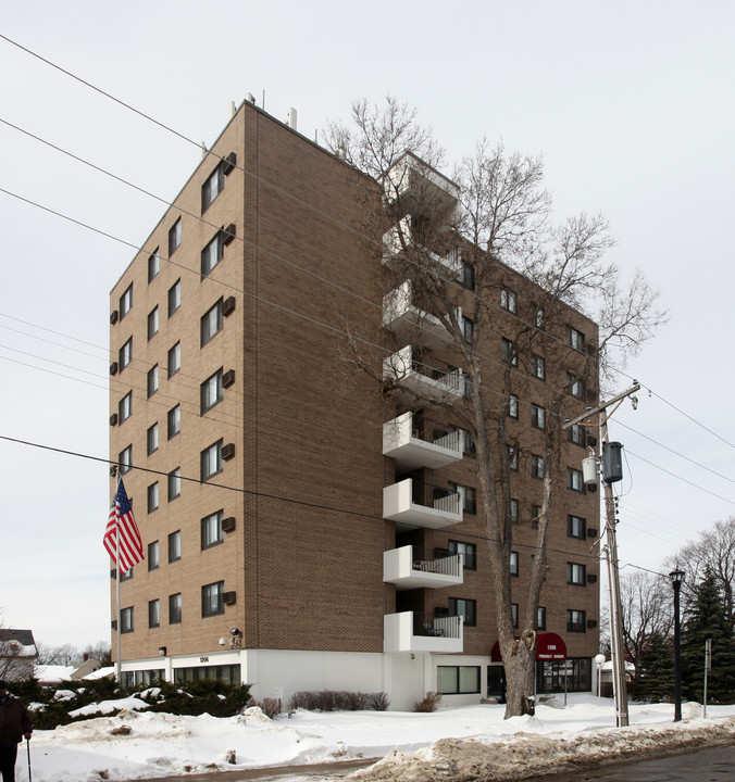 Friendly Manor in Minneapolis, MN - Building Photo