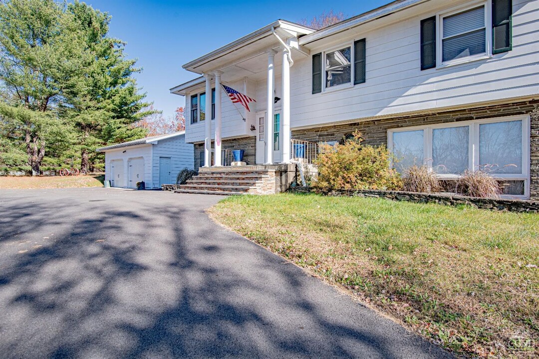 1368 Centre Rd in Rhinebeck, NY - Building Photo