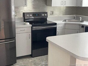 925 Oronoke Rd in Waterbury, CT - Building Photo - Building Photo