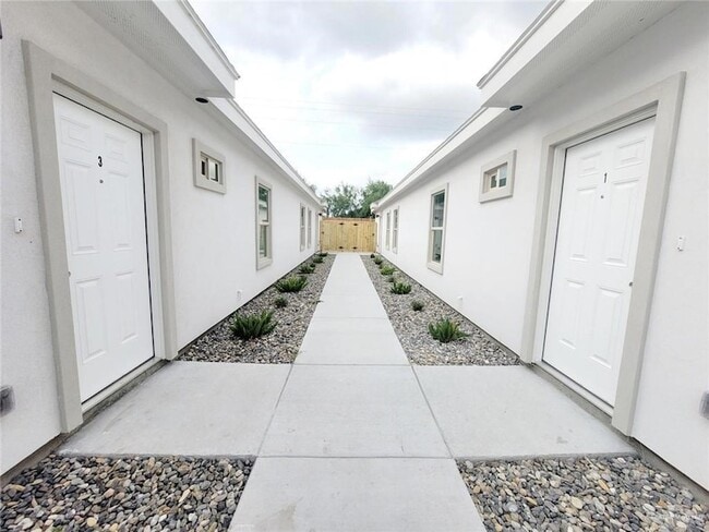 5804 Sandpiper Ave, Unit 4 in McAllen, TX - Building Photo - Building Photo