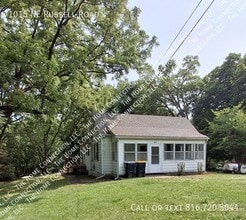 1015 NE Russell Rd. in Kansas City, MO - Foto de edificio - Building Photo