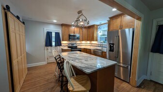8 Tiffany Dr in Taylors, SC - Building Photo