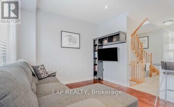 37 Pearcey Cr in Barrie, ON - Building Photo - Building Photo