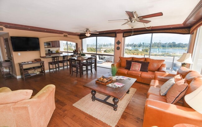 1770 Avenida Del Mundo in Coronado, CA - Foto de edificio - Building Photo