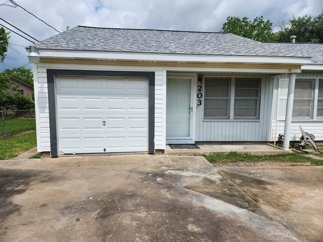 203 Elm St in Lake Jackson, TX - Building Photo - Building Photo