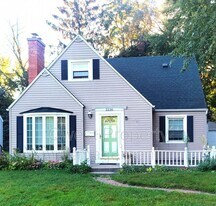 2220 Monroe Ave NW in Grand Rapids, MI - Building Photo