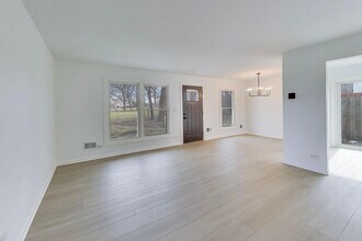 1834 Jamestown Cir in Hoffman Estates, IL - Building Photo - Building Photo