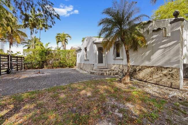 2511 SW 26th Ln in Miami, FL - Building Photo - Building Photo