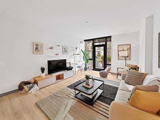 2155 N Elston Ave in Chicago, IL - Building Photo - Building Photo