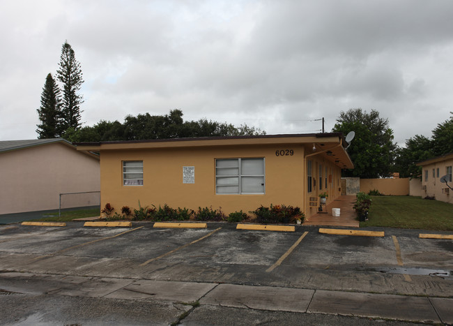 6029 Polk St in Hollywood, FL - Foto de edificio - Building Photo